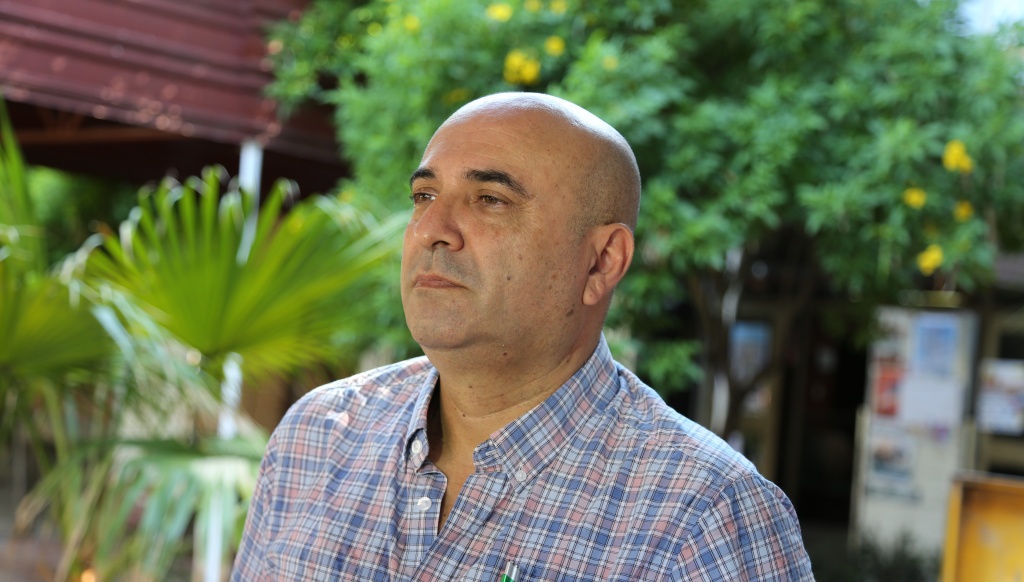El Ing. Pappalardo, egresado y docente de la UNSE, construyó un “Bipedestador Movil”