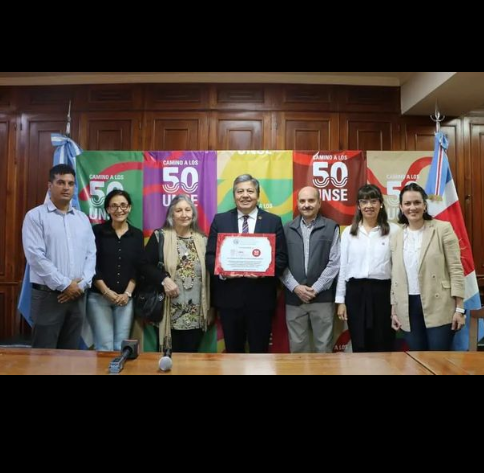 Entidades Profesionales entregaron placas conmemorativas a la UNSE por su 50° Aniversario